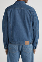Sustainable MUD Jeans made from organic cotton in light blue, straight fit, paired with a casual white tee.